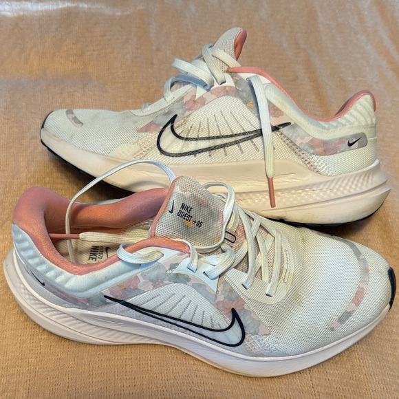 Nike Women's Quest 5 Running Shoes - Picture 1 of 10